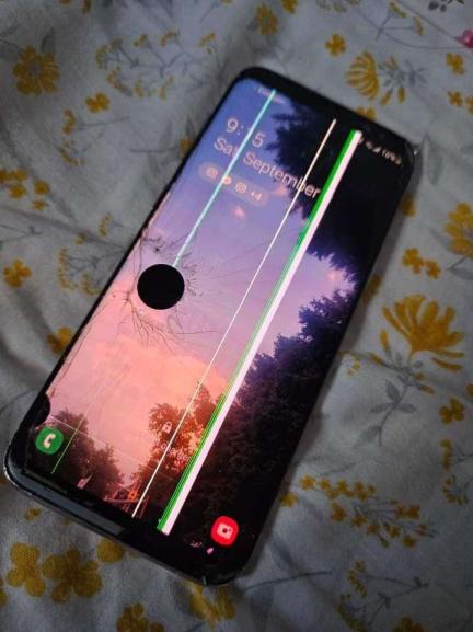 samsung phone with cracked screen and a funny glitch